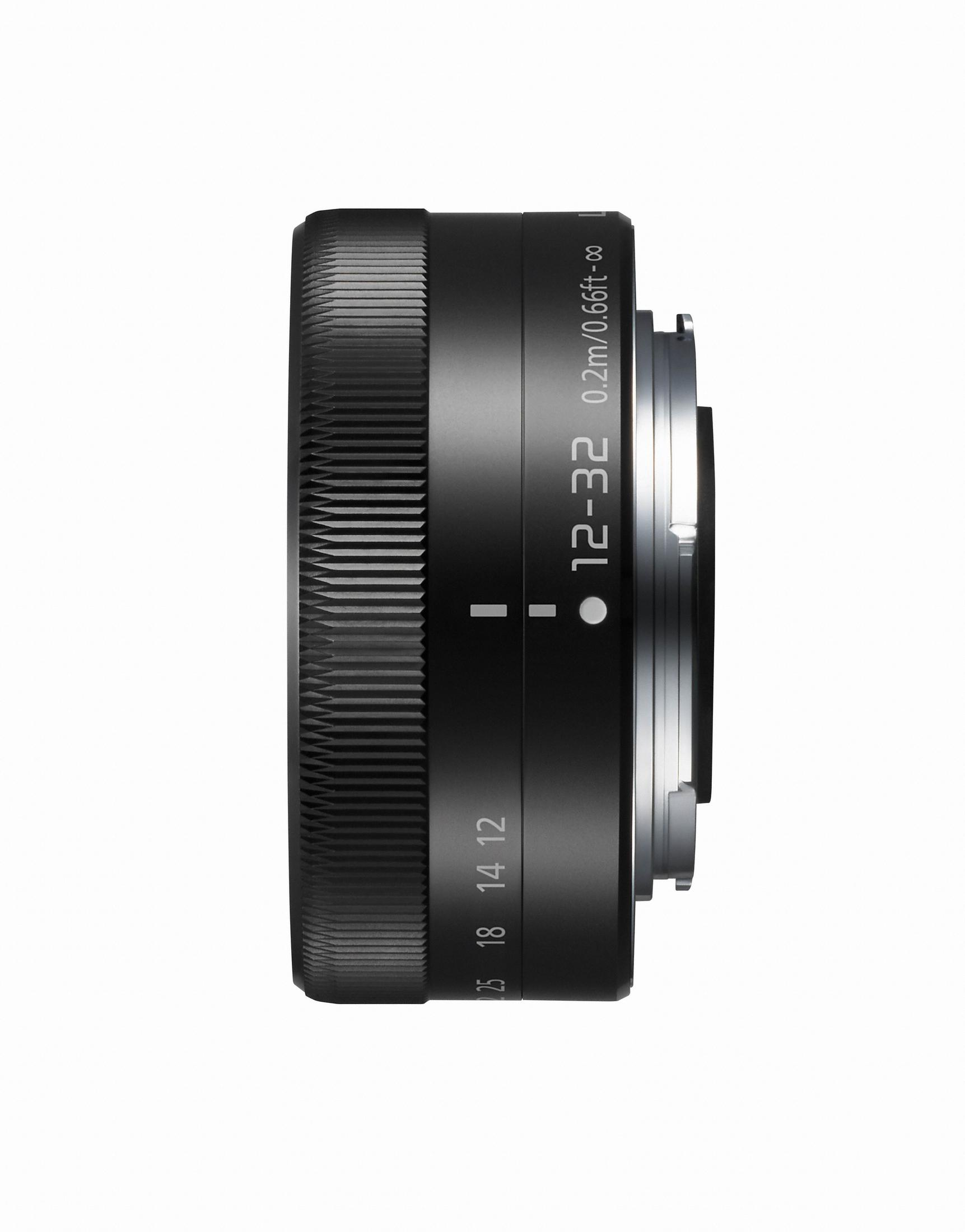 Objectif d'appareil photo noir, vue latérale, avec des chiffres sur fond blanc.