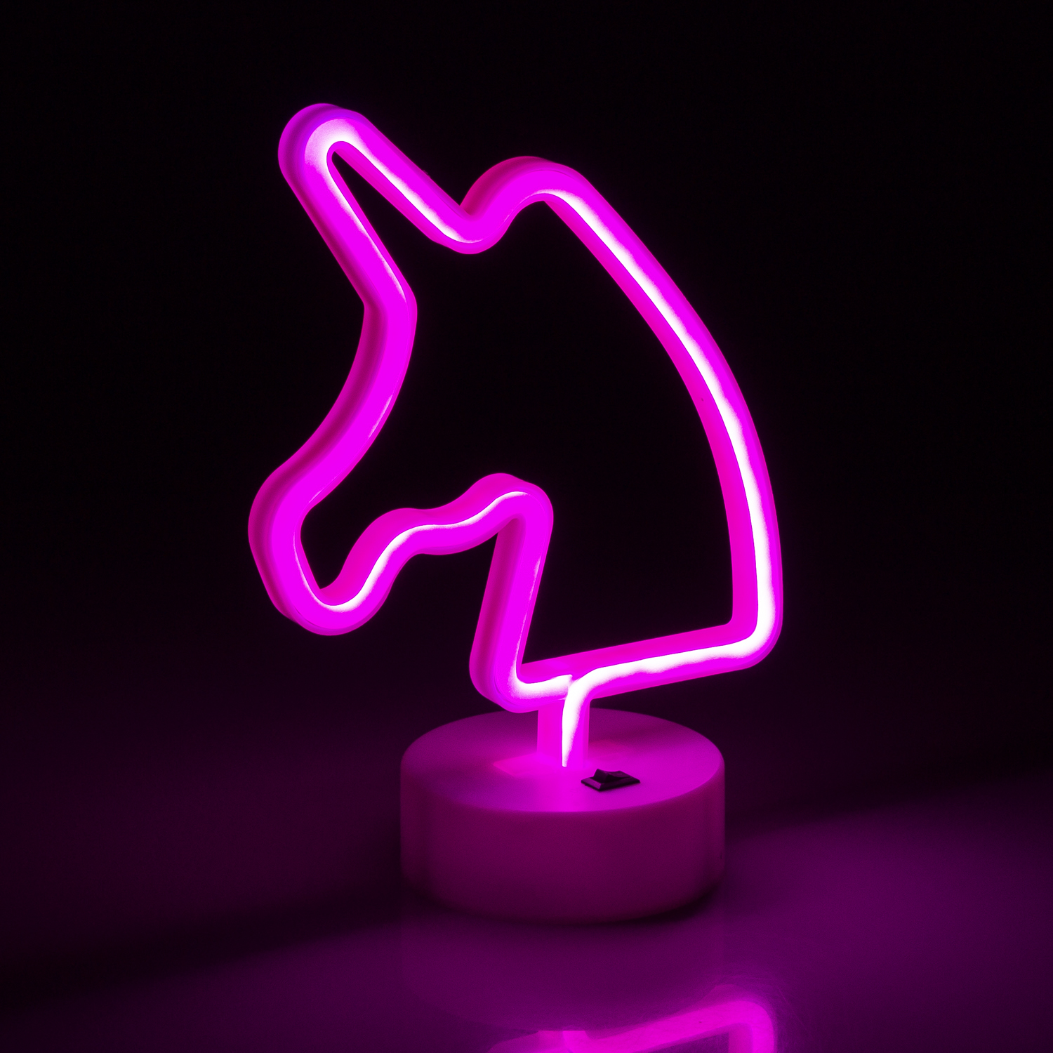 Contorno de cabeza de unicornio rosa neón sobre una base blanca, sobre fondo negro.