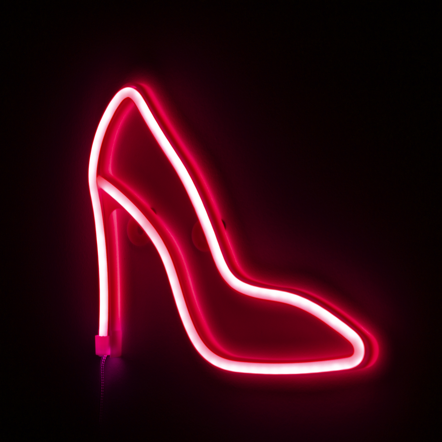 Zapato de tacón alto de neón rojo sobre fondo negro.