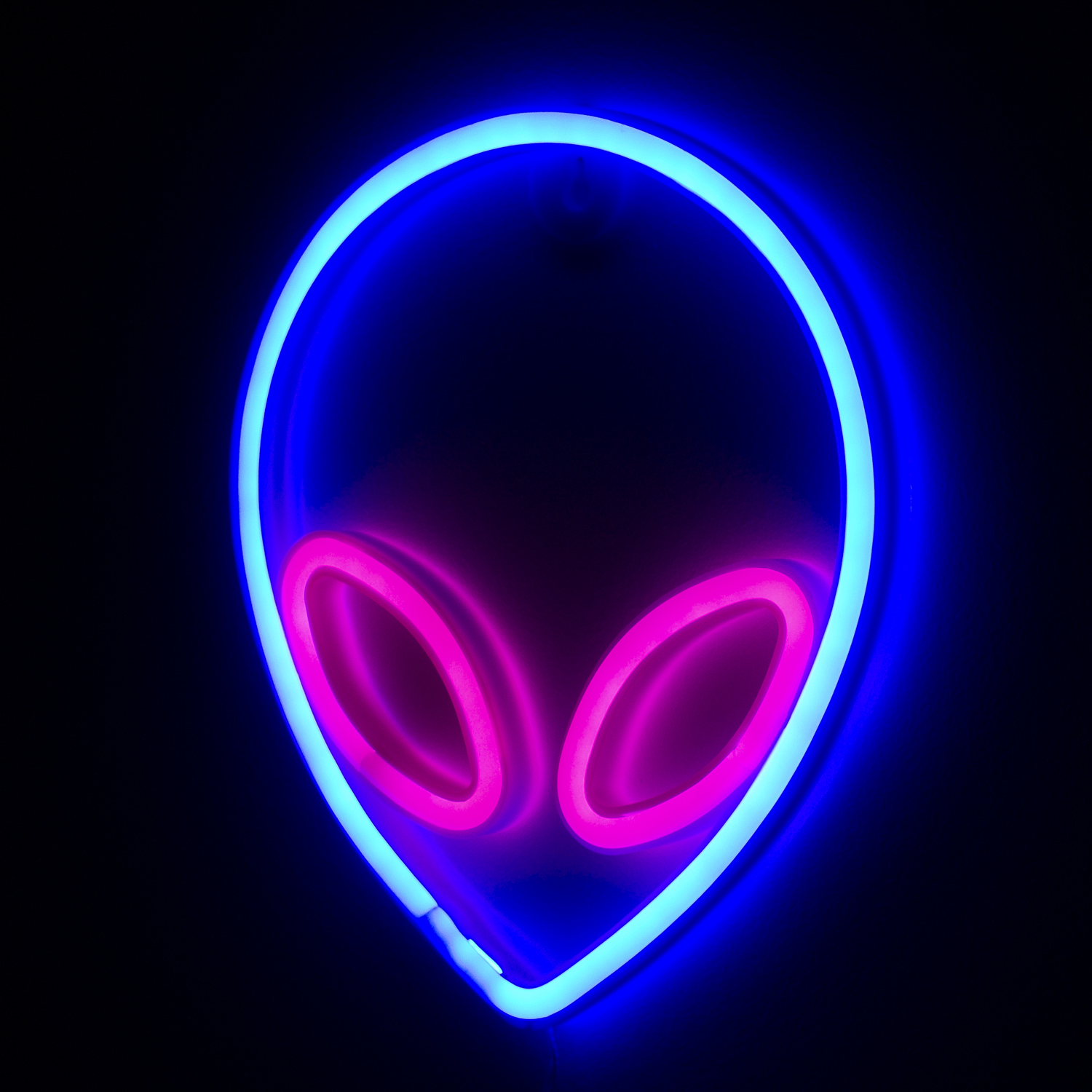 Silhouette di testa aliena al neon con contorno blu e occhi rosa.