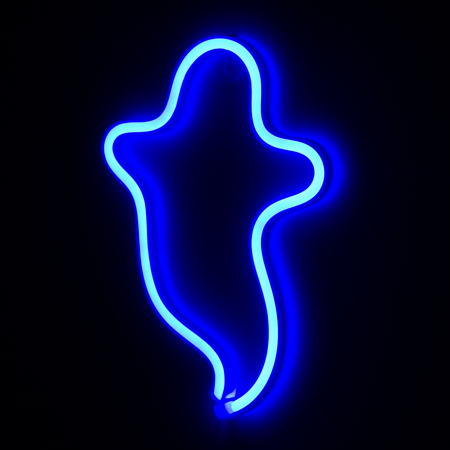 Un'insegna al neon blu a forma di fantasma su sfondo nero.