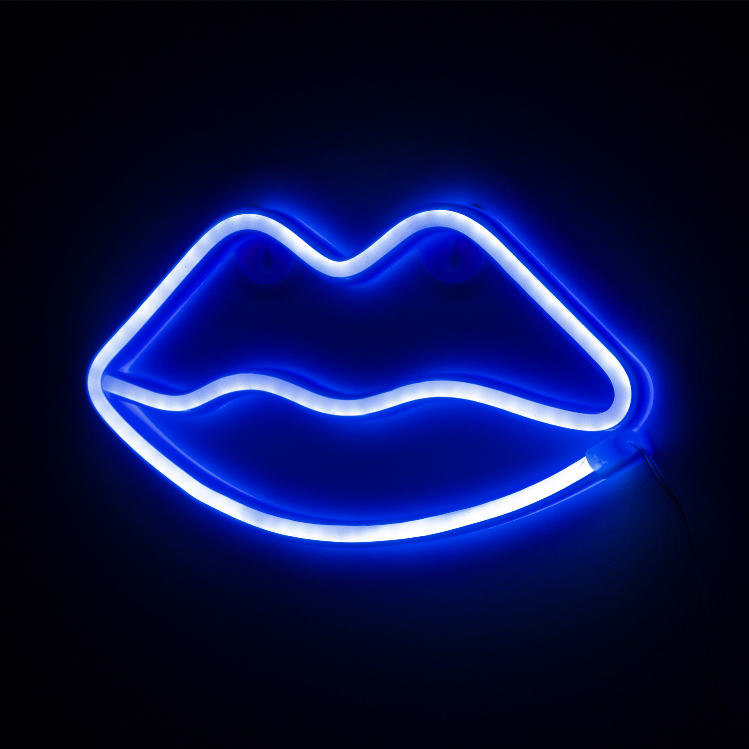 Insegna di labbra al neon blu su sfondo nero, emettendo una luce brillante e attraente.