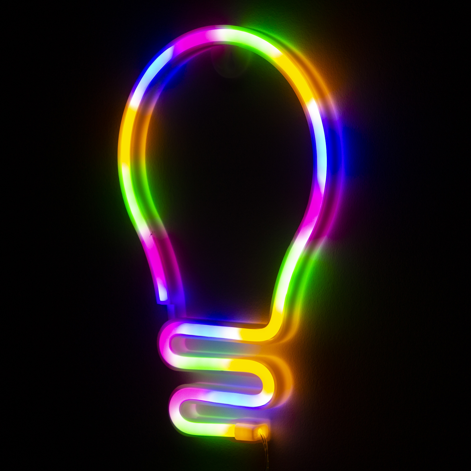 Luce al neon a forma di lampadina. I colori sono arcobaleno.