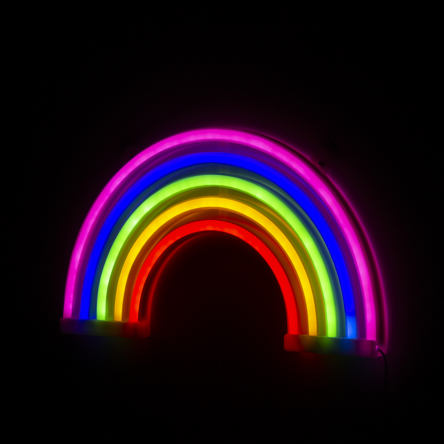 Arcobaleno al neon su sfondo nero. Vari colori. Arte moderna, decorativo.