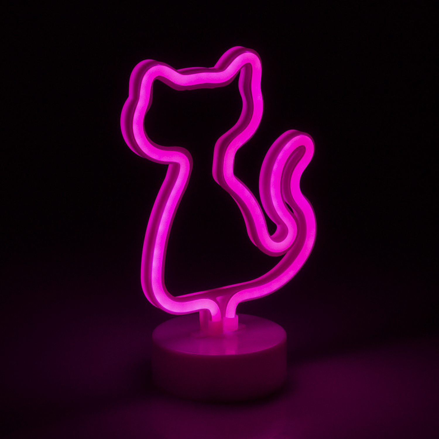 Un contorno de gato rosa neón sobre un soporte. El fondo es oscuro.
