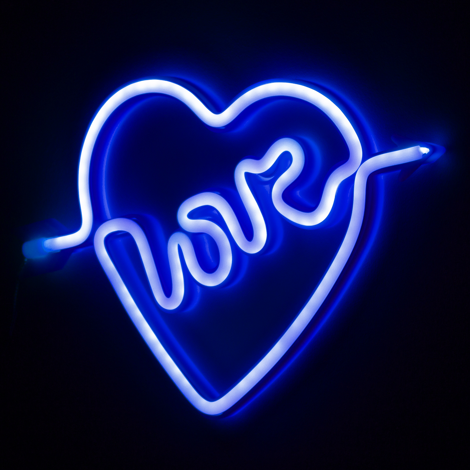 Corazón de neón azul con la palabra 'amor' dentro, sobre fondo negro.
