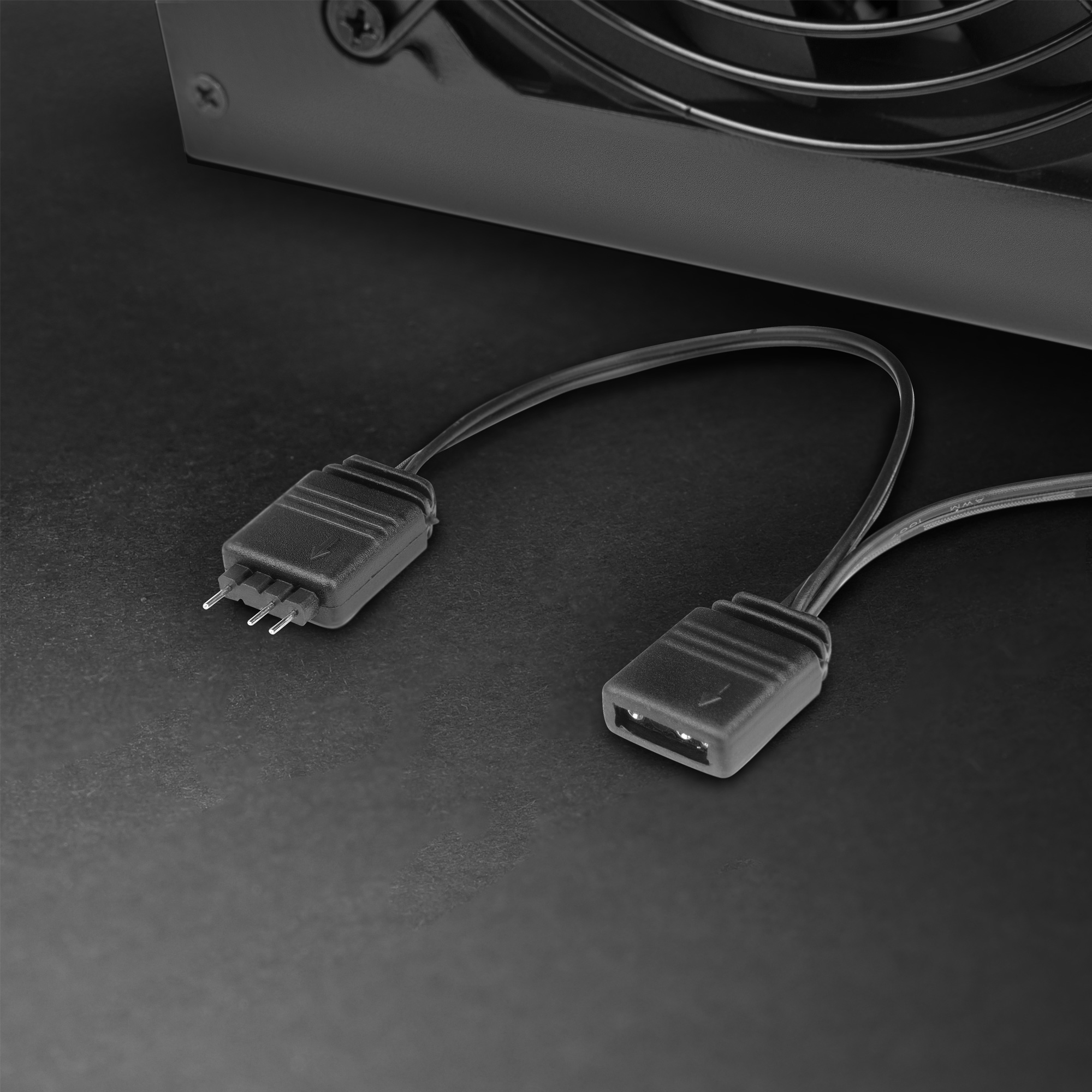 Czarne złącza do wentylatora komputera lub podobnego komponentu.