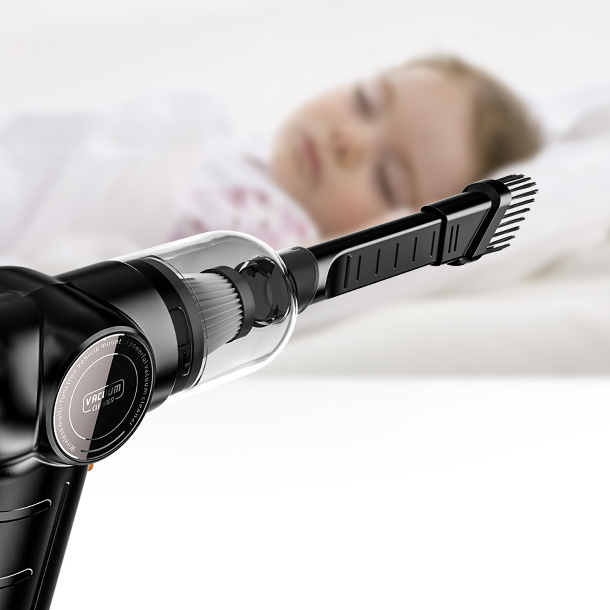 Czarny odkurzacz ręczny z dzieckiem śpiącym w rozmytym tle na białym łóżku.