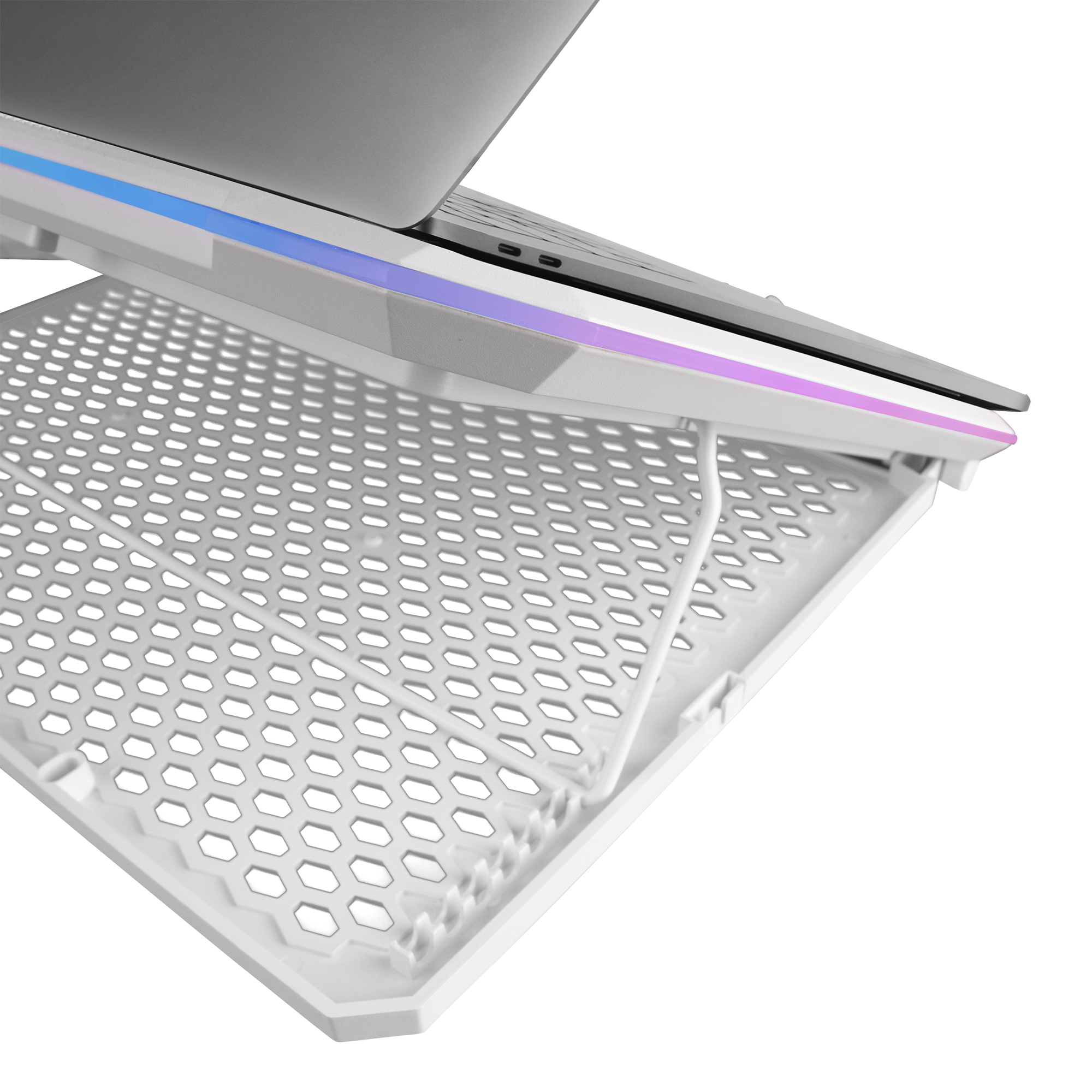 Un soporte blanco para portátil con patrón hexagonal y luces azul/moradas.