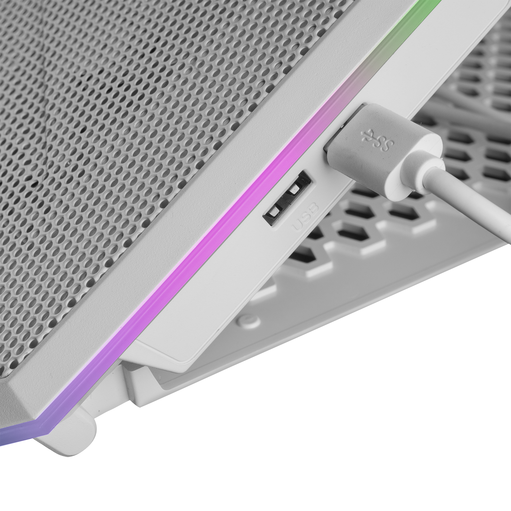 Un enchufe USB blanco insertado en un enfriador de portátil con luz RGB.