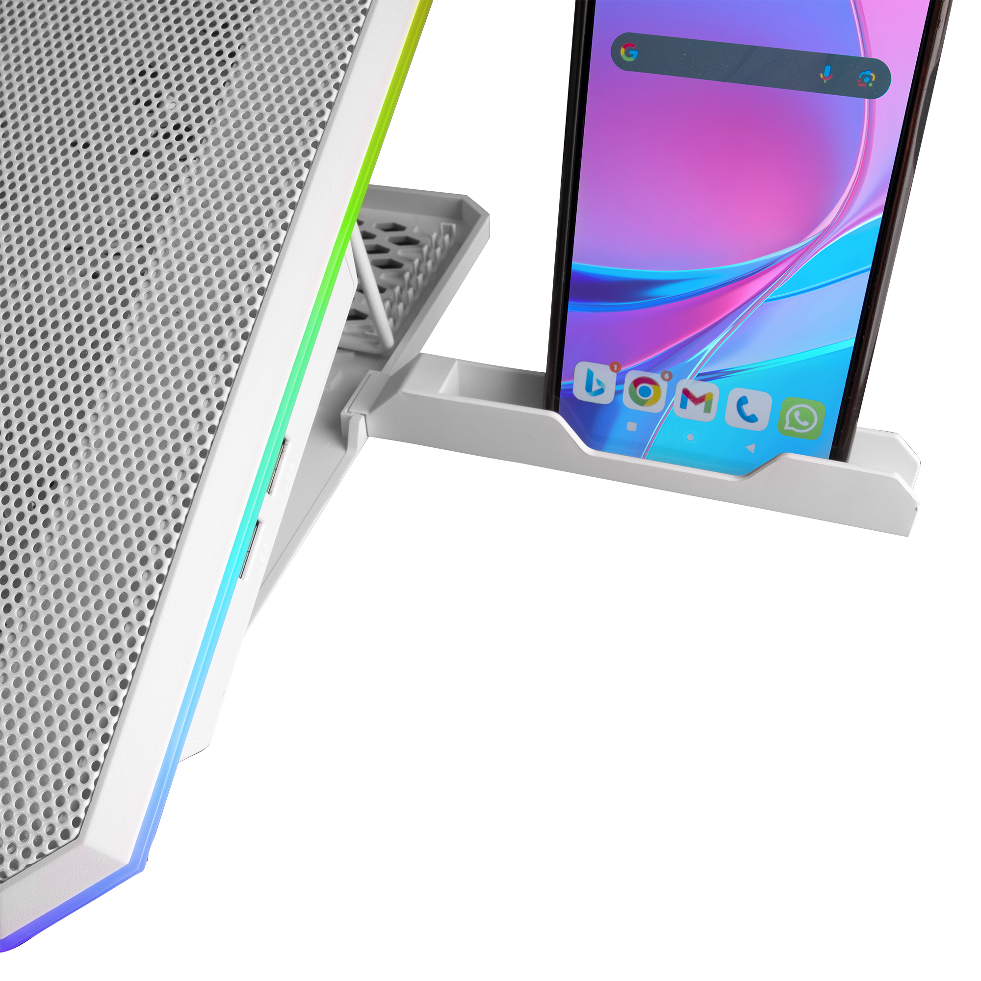 Un smartphone descansa sobre un soporte blanco frente a un ventilador perforado con iluminación RGB.
