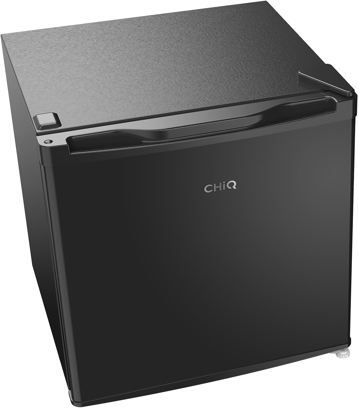 Ein schwarzer Mini-Kühlschrank mit Griff und dem Markennamen 'CHIQ' auf der Vorderseite, vor weißem Hintergrund.