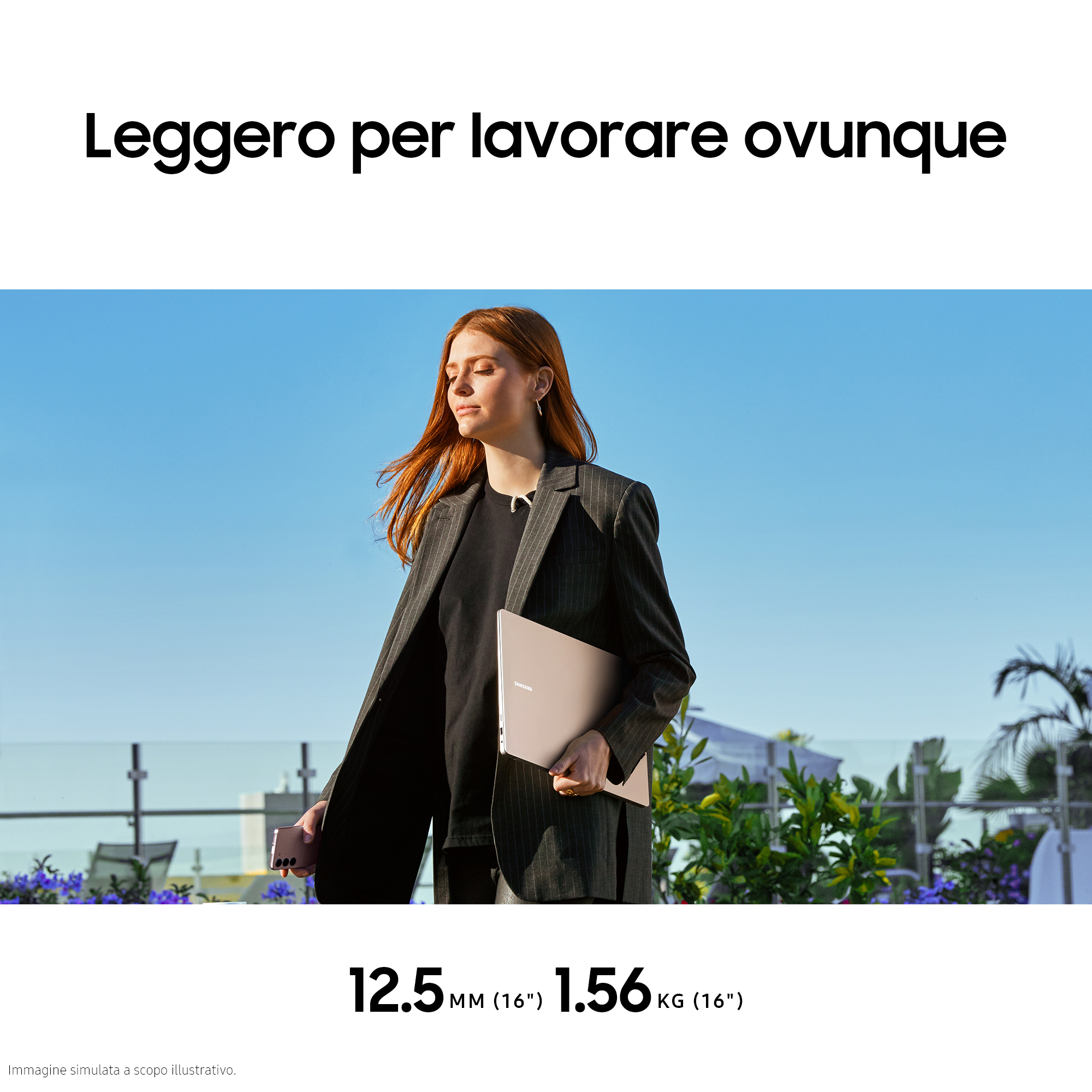 Donna che cammina con un laptop al sole, testo sulla leggerezza.