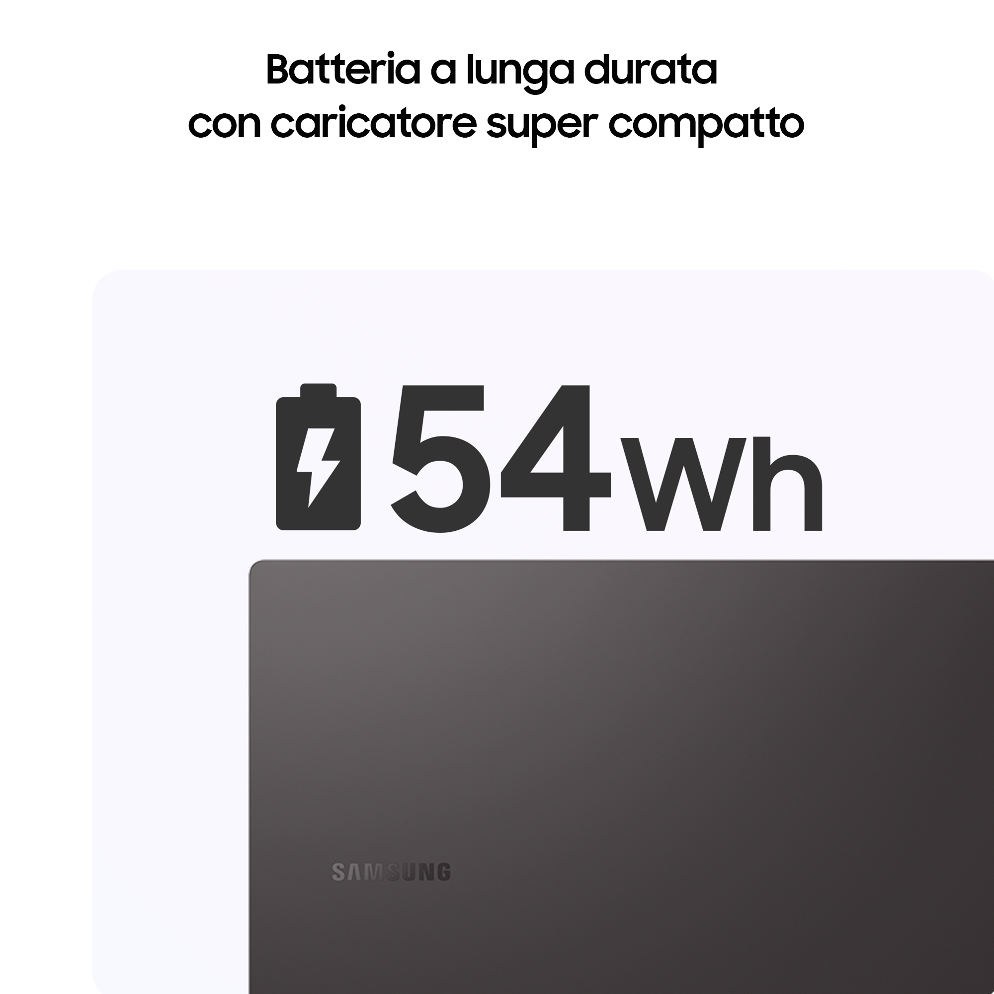 Un laptop con le informazioni sulla batteria: 54Wh, e un logo.