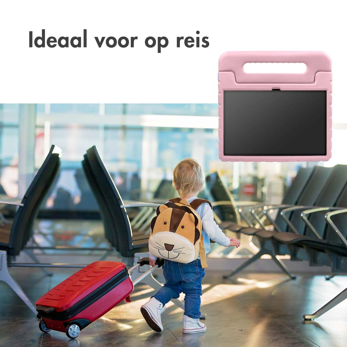 Kind met rugzak en koffer op vliegveld naast een tablethoes.