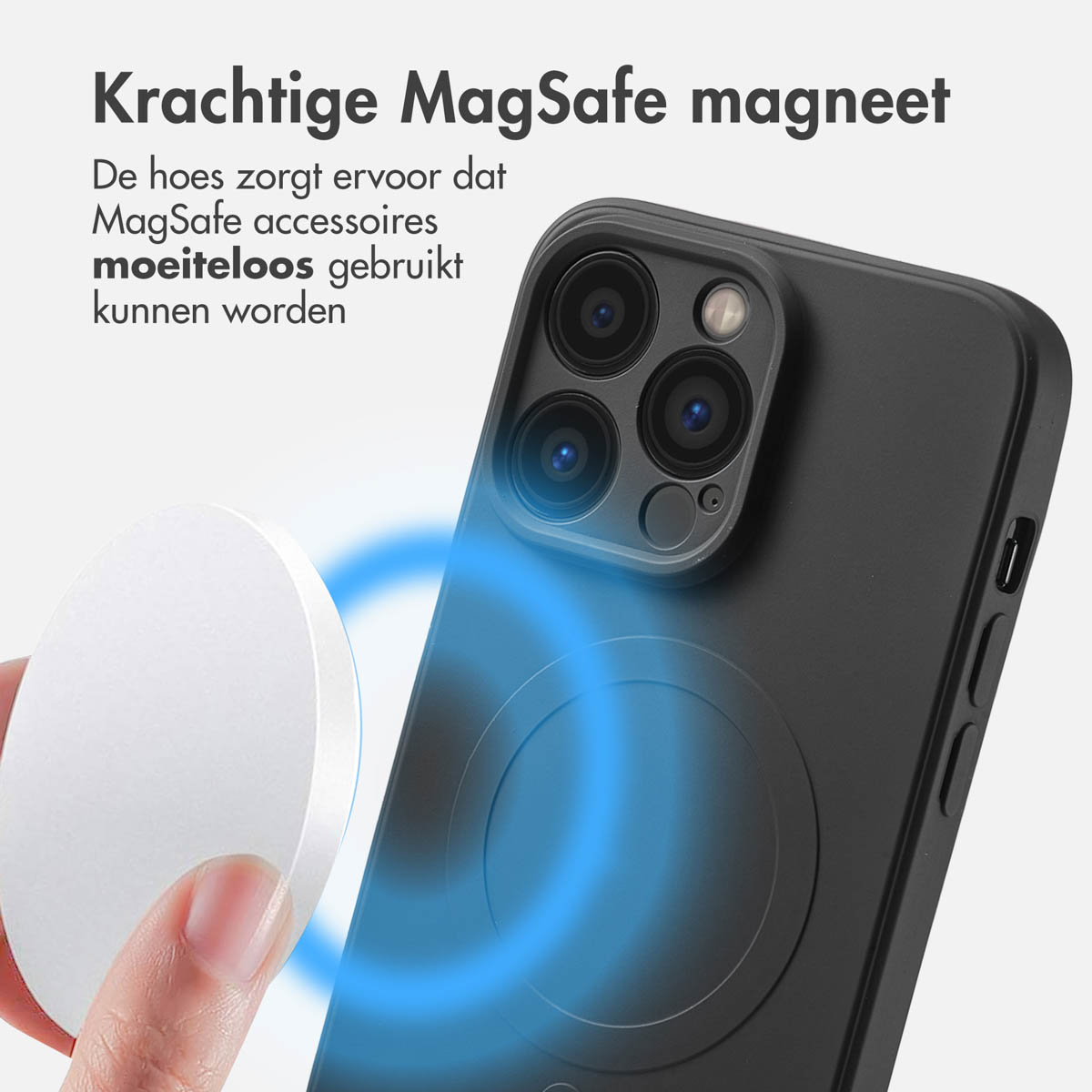 Un magnete MagSafe bianco si attacca al retro di una custodia nera per iPhone.