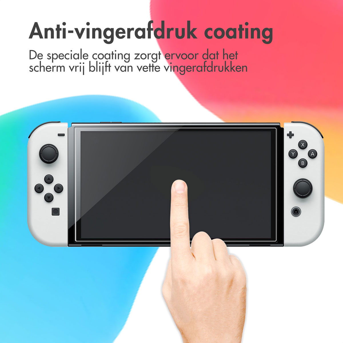 Un dito tocca lo schermo di una console di gioco bianca con rivestimento anti-impronta.