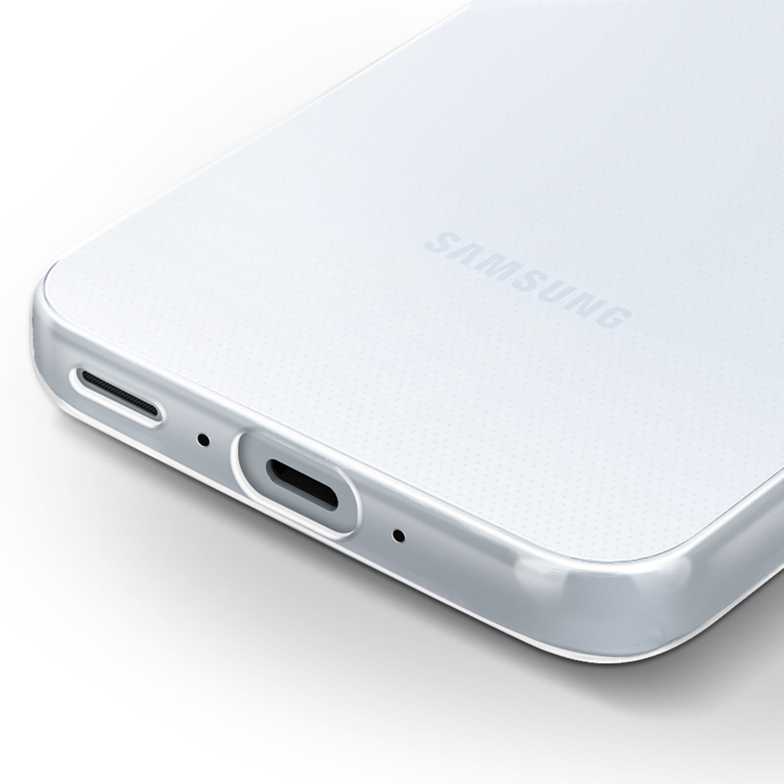 Primer plano de un smartphone Samsung blanco, mostrando el puerto USB-C.