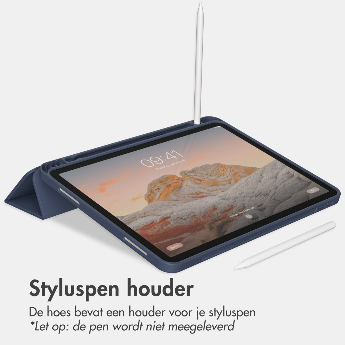 Donkerblauwe tablethoes met een tablet en een stylus.