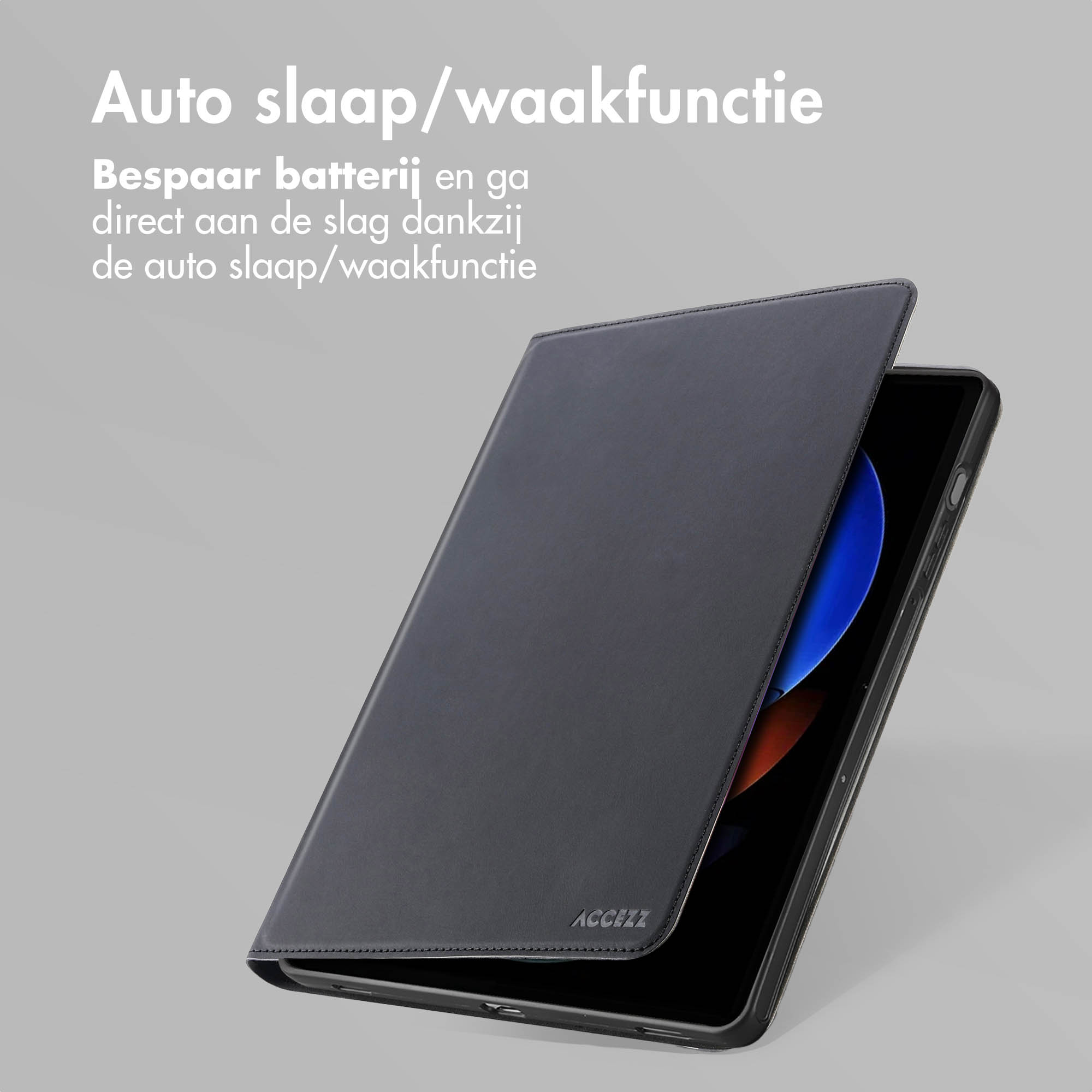 Tablethoes met een zwarte cover. De tablet is open. Tekst over de auto sleep/wake-functie.