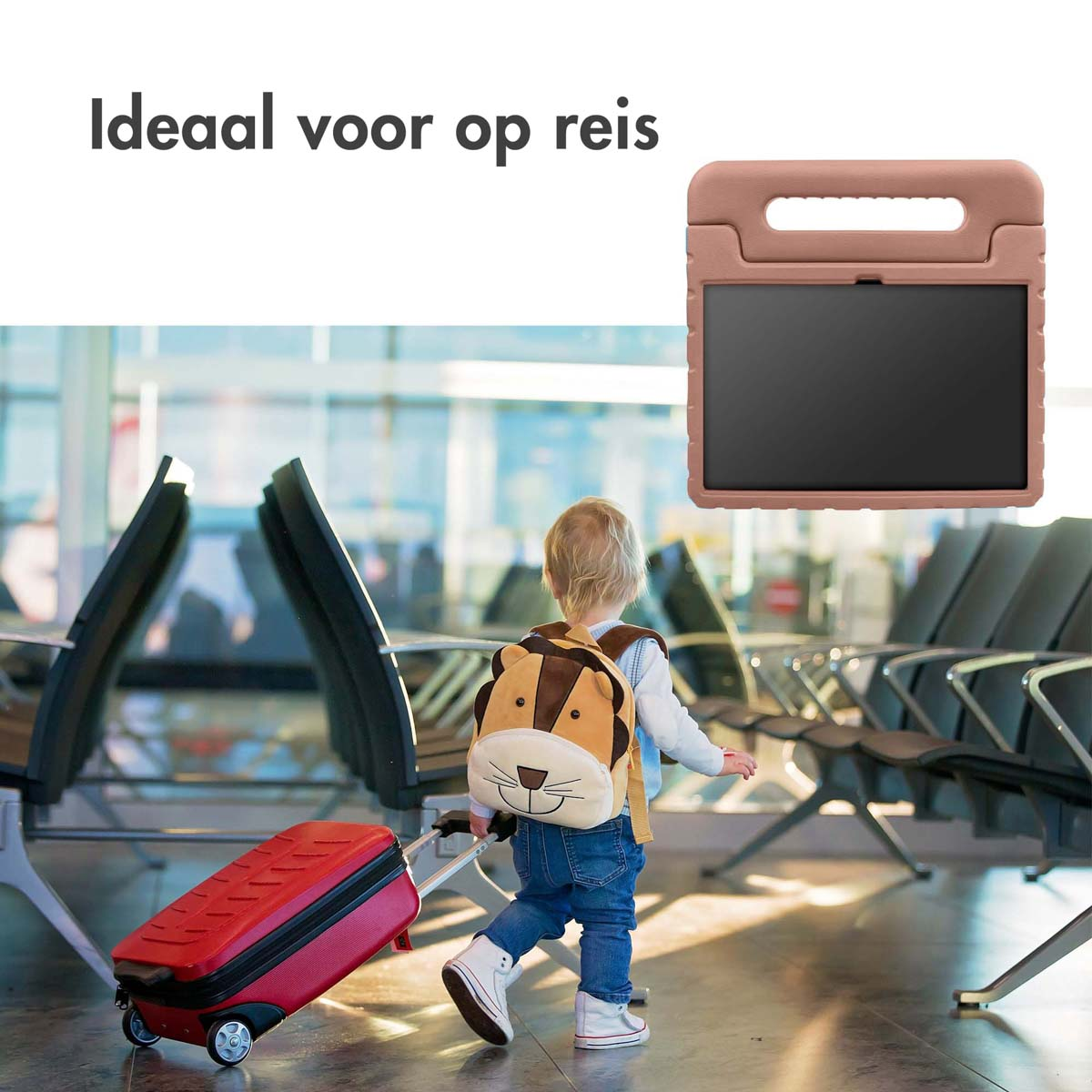 Kind met rugzak en rode koffer op de luchthaven. Bruine tablethoes in de scène.
