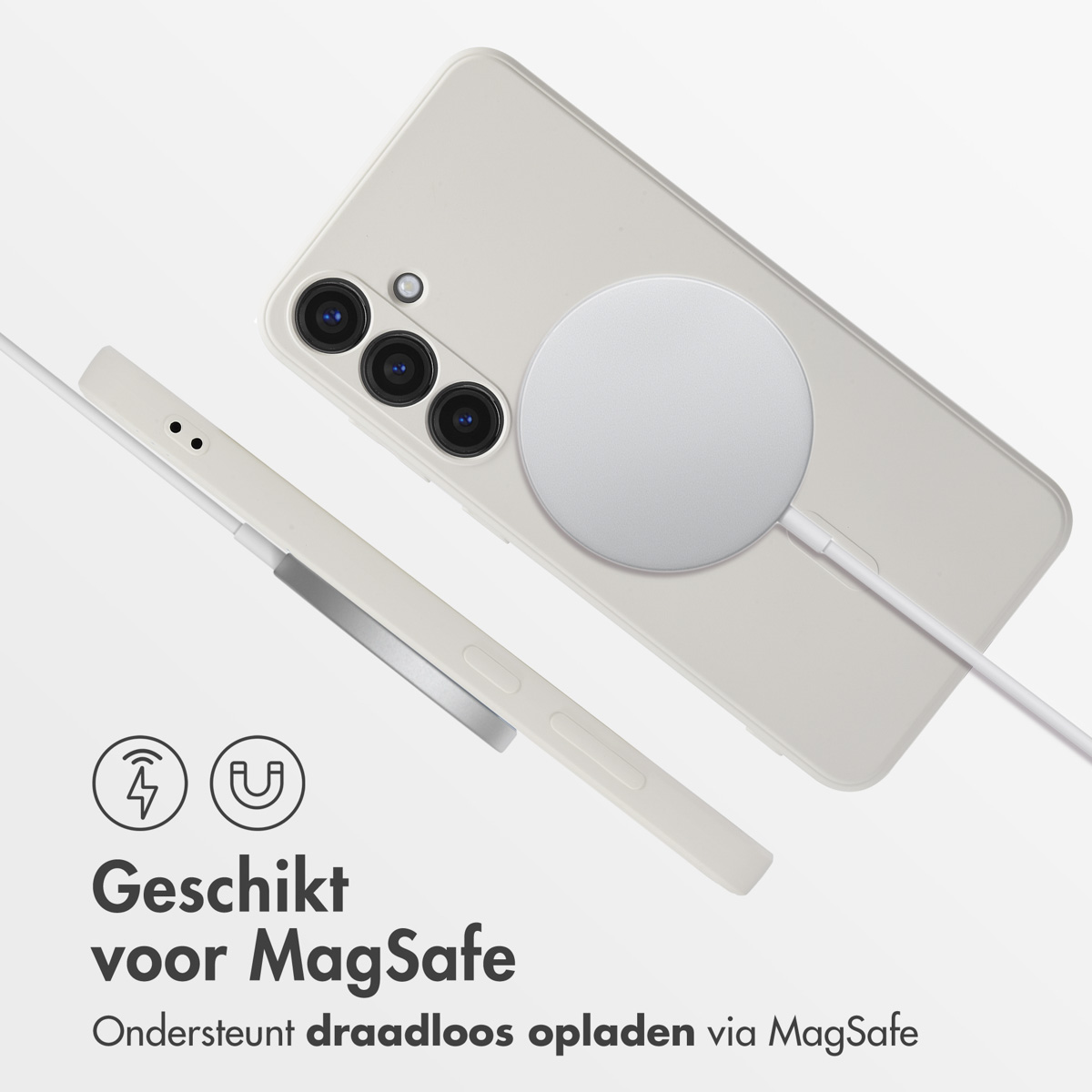Een witte smartphone met MagSafe-lader en kabel op witte achtergrond.