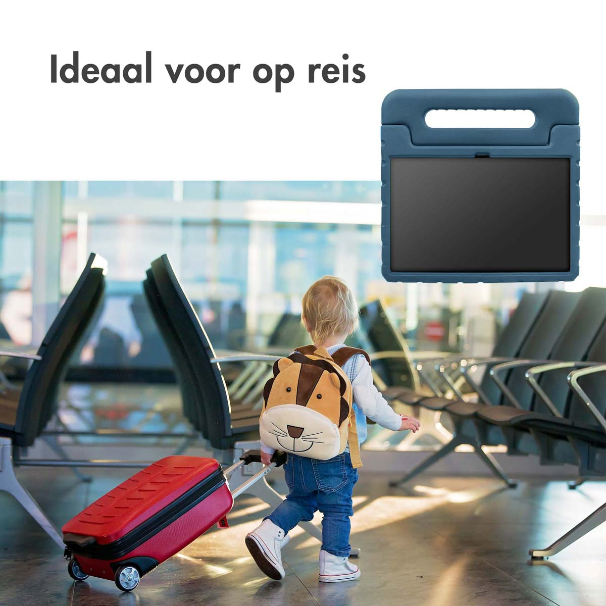 Een kind met een rugzak en een rode koffer loopt op een luchthaven.