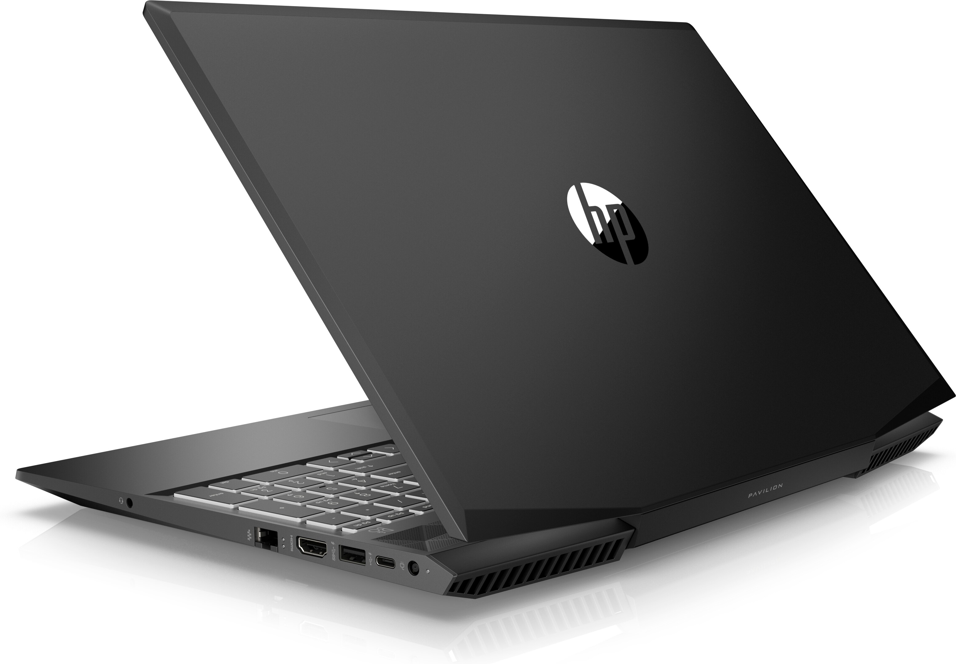 Un laptop nero con coperchio aperto e logo HP, su sfondo bianco.