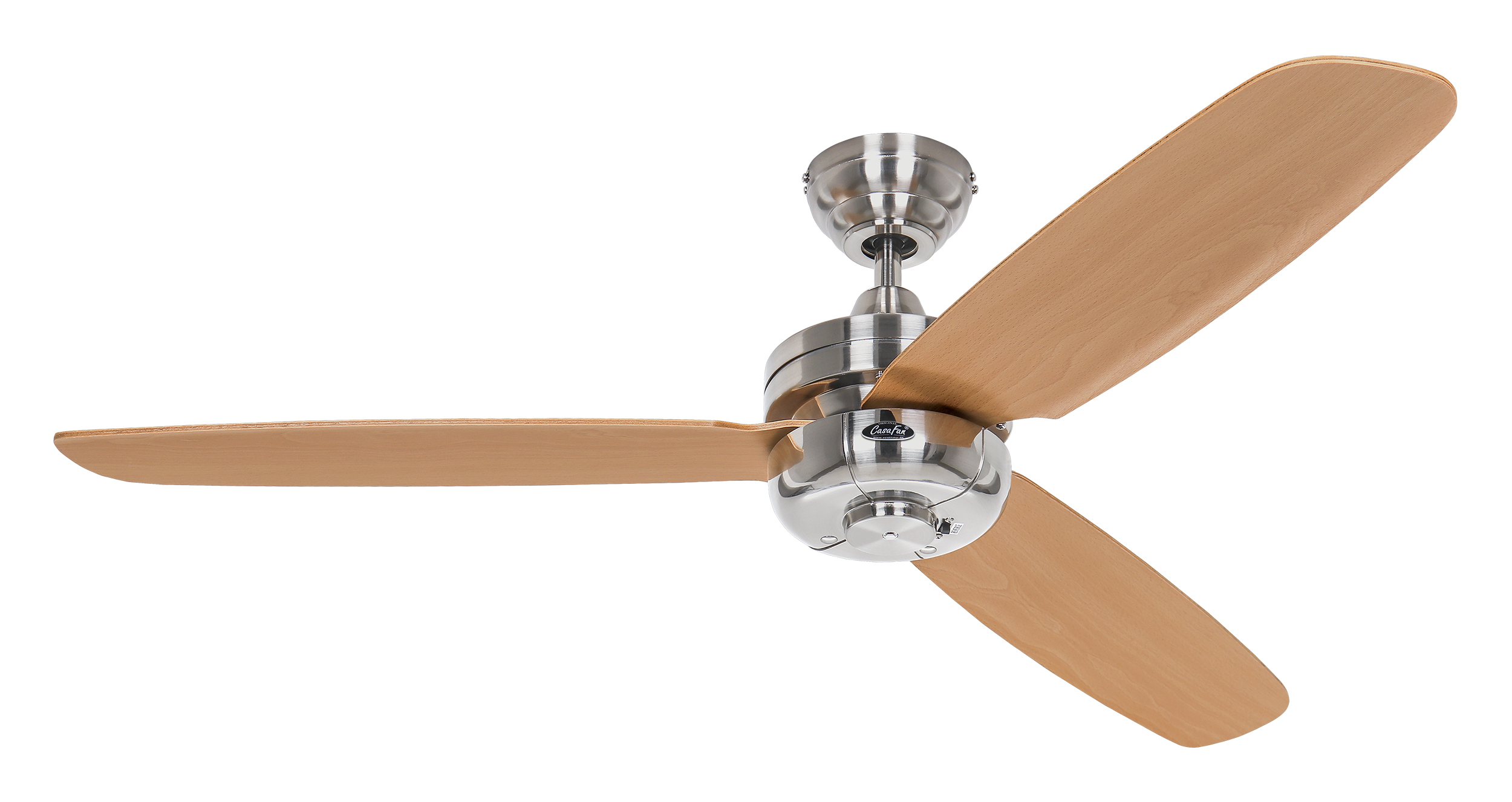Ventilatore da soffitto con tre pale in legno e un alloggiamento motore argentato, su sfondo bianco.