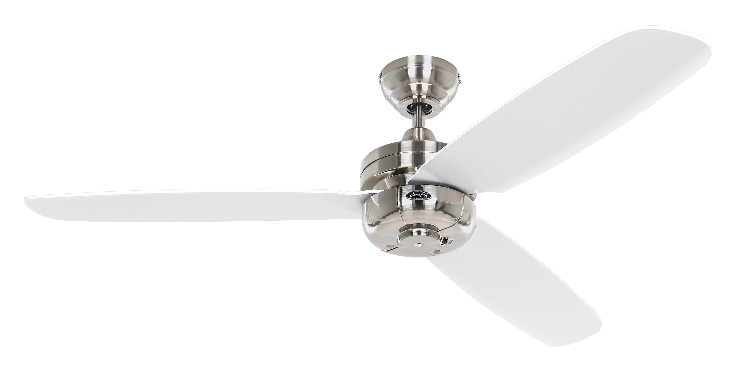 Ventilatore da soffitto con tre pale bianche. Pale bianche e corpo in metallo. Sfondo: bianco.