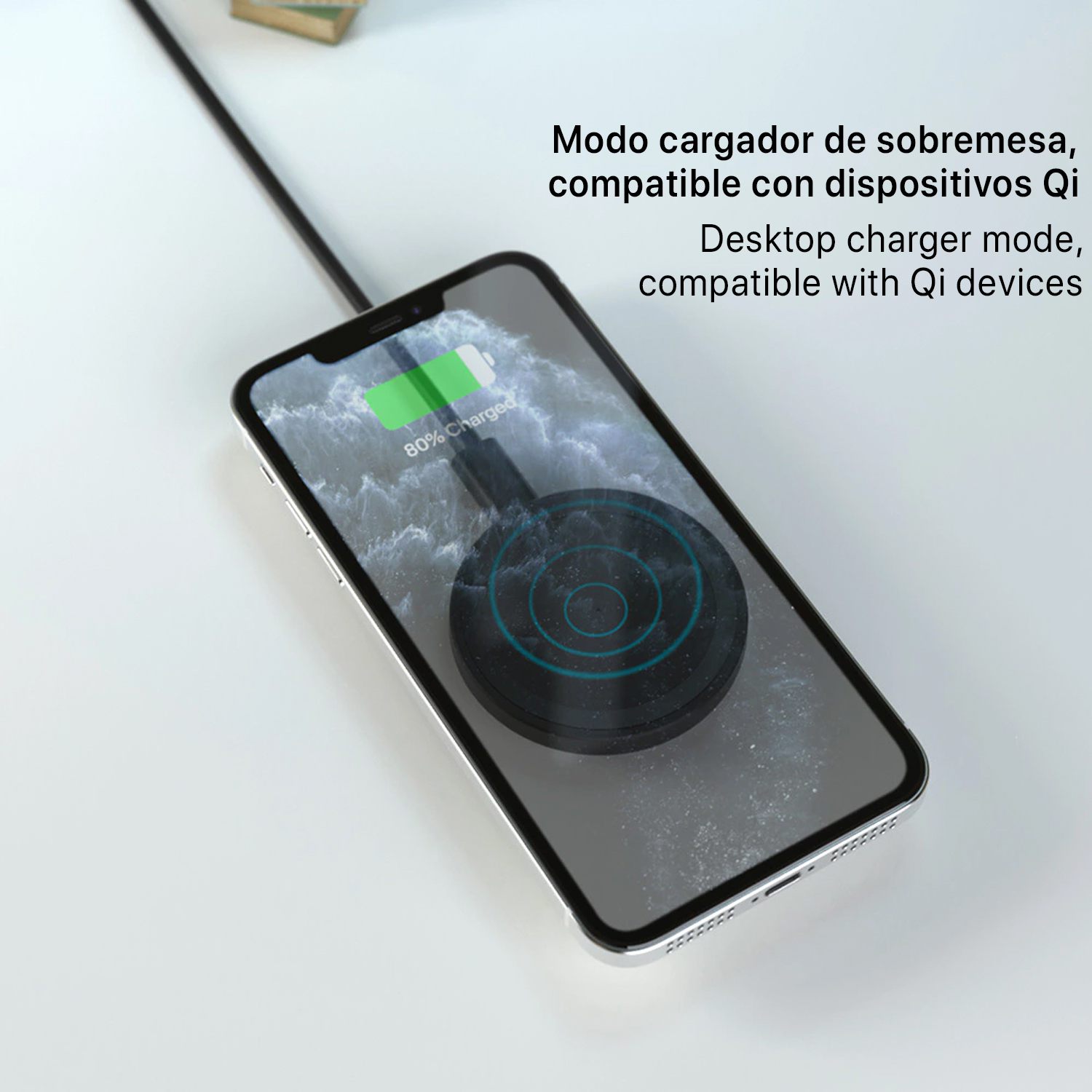 Un telefono su un tappetino di ricarica, mostra l'80% di carica. Il caricatore è nero.