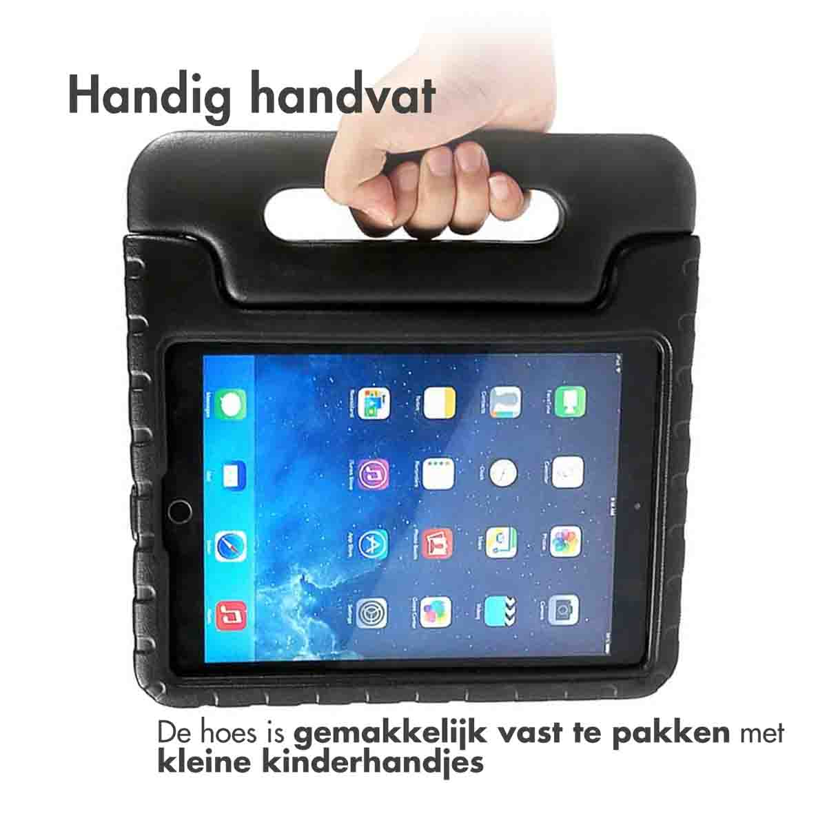Étui de tablette noir avec une tablette à l'intérieur. Une main tient l'étui.