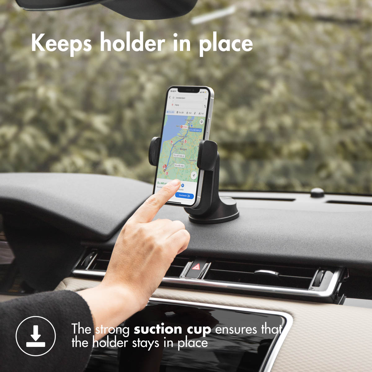 Een hand drukt een telefoon in een autohouder met een sterke zuignap.