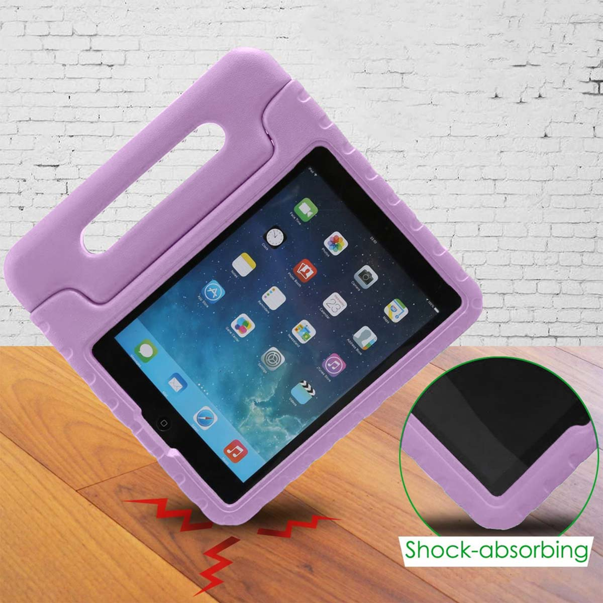 Une housse de protection violette pour tablette avec poignée sur sol en bois et mur en briques.