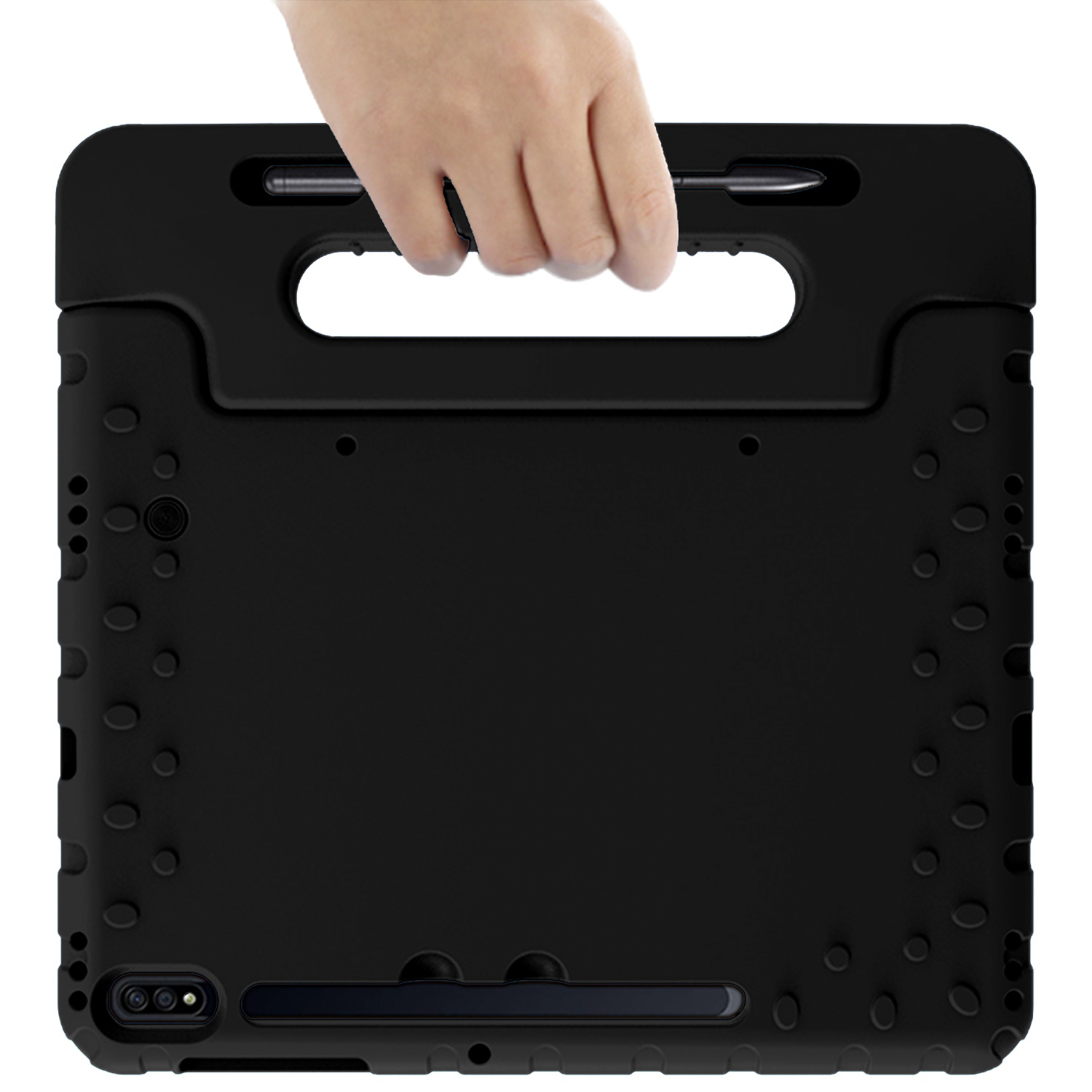 Een zwarte tablethoes, met een tablet erin. Een hand houdt de hoes vast. De hoes heeft een handvat.