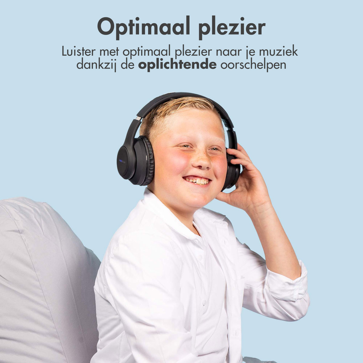 Een jongen met een koptelefoon lacht. De tekst zegt: Optimaal plezier.