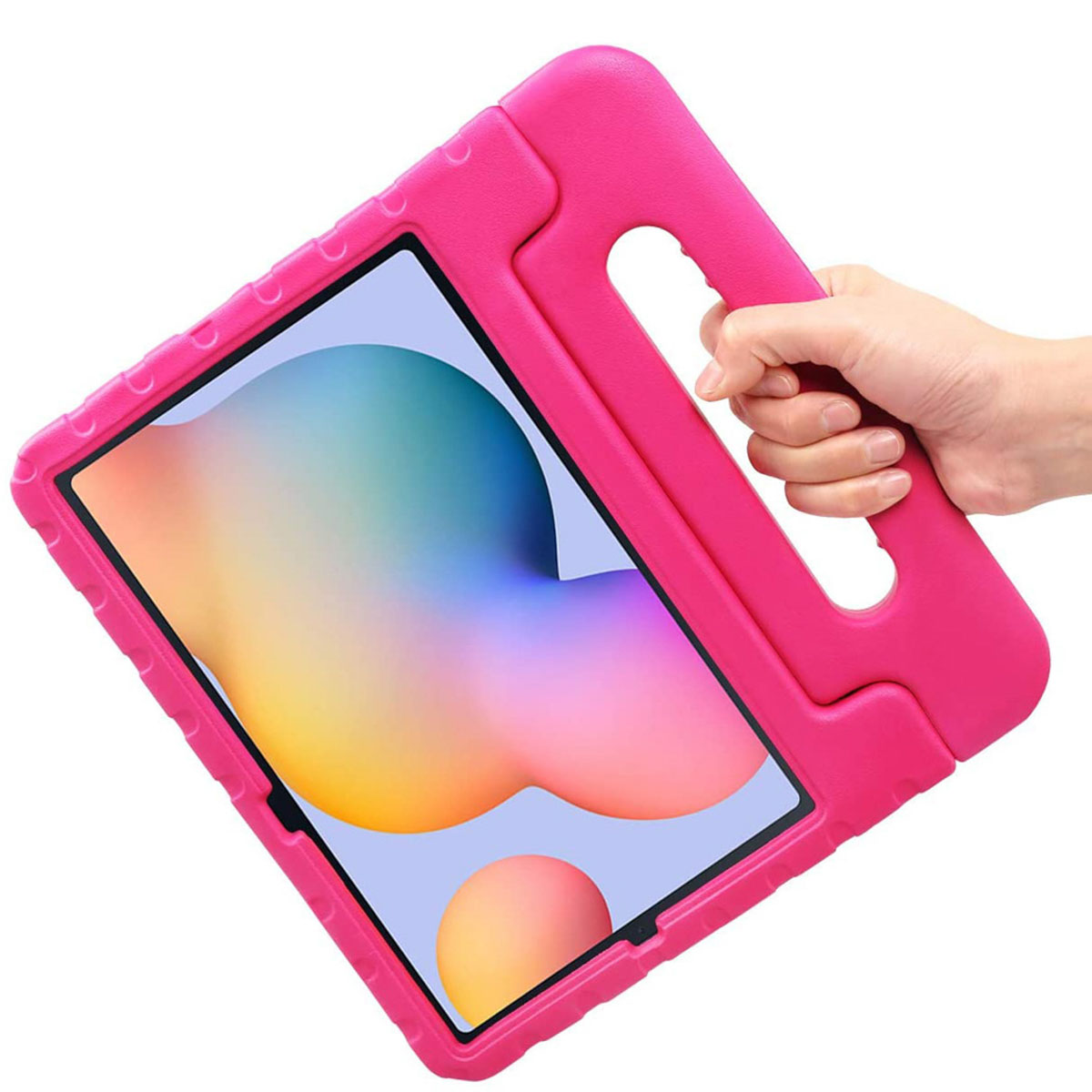 Een hand die een roze tablethoes vasthoudt met een tablet erin.