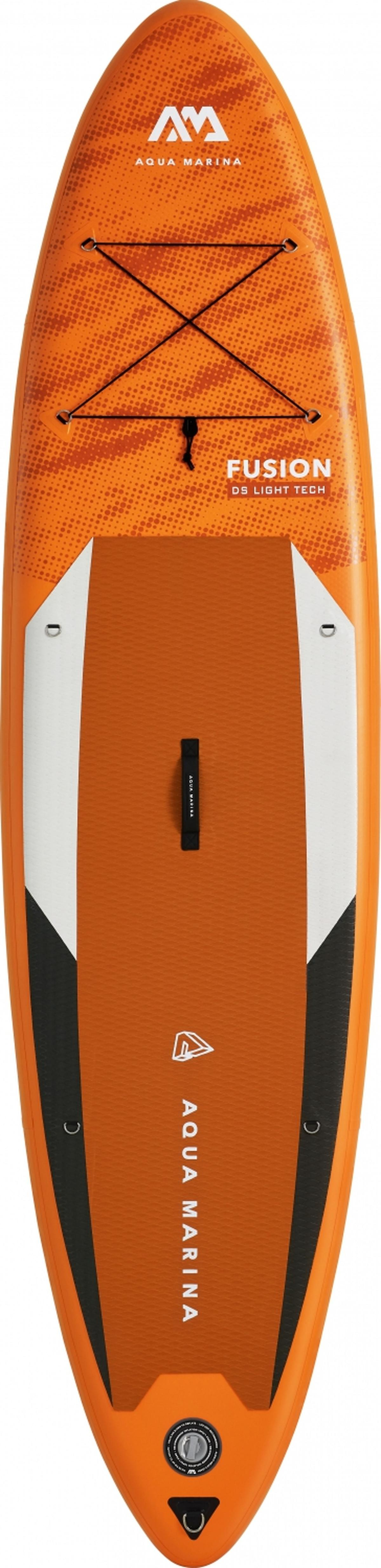 Orangefarbenes Paddleboard mit schwarzen Akzenten und einem zentralen Griff. Weißer Hintergrund. Draufsicht.