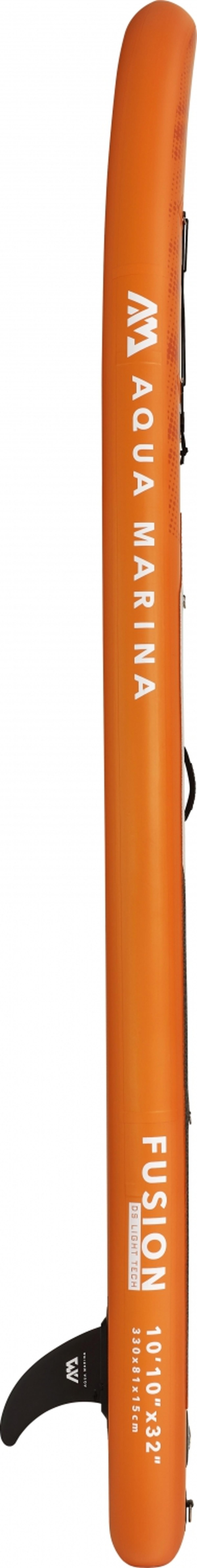 Oranges Stand-Up Paddleboard auf Weiß, mit Text 'AQUA MARINA' und 'FUSION'.