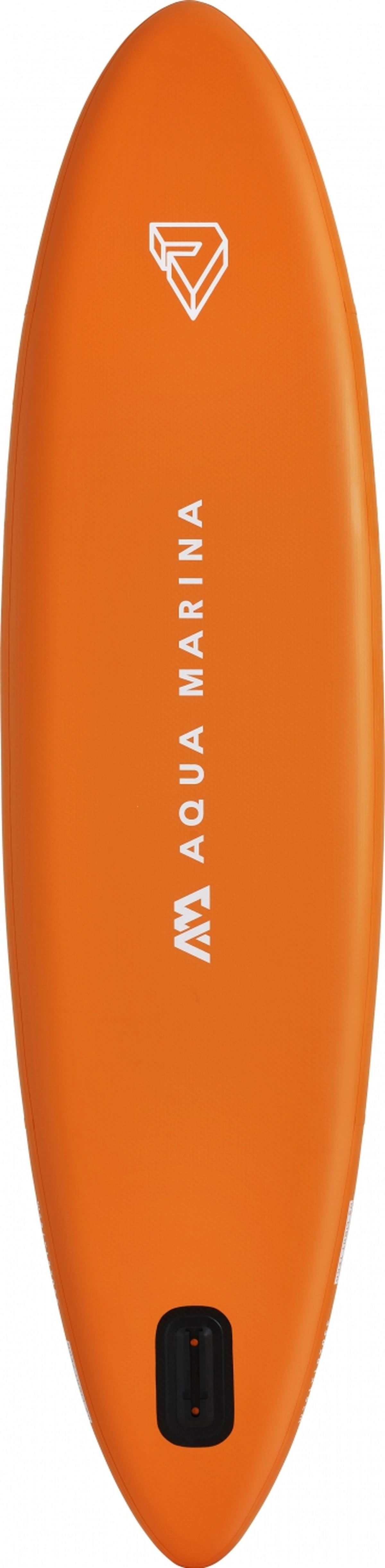 Ein orangefarbenes Stand-Up-Paddleboard mit dem Aqua Marina-Logo und einer schwarzen Flossenbasis.
