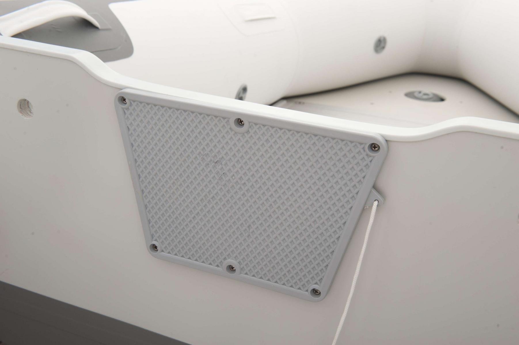 Schlauchboot mit befestigtem grau strukturiertem Panel. Das Panel wird mit Schrauben befestigt.