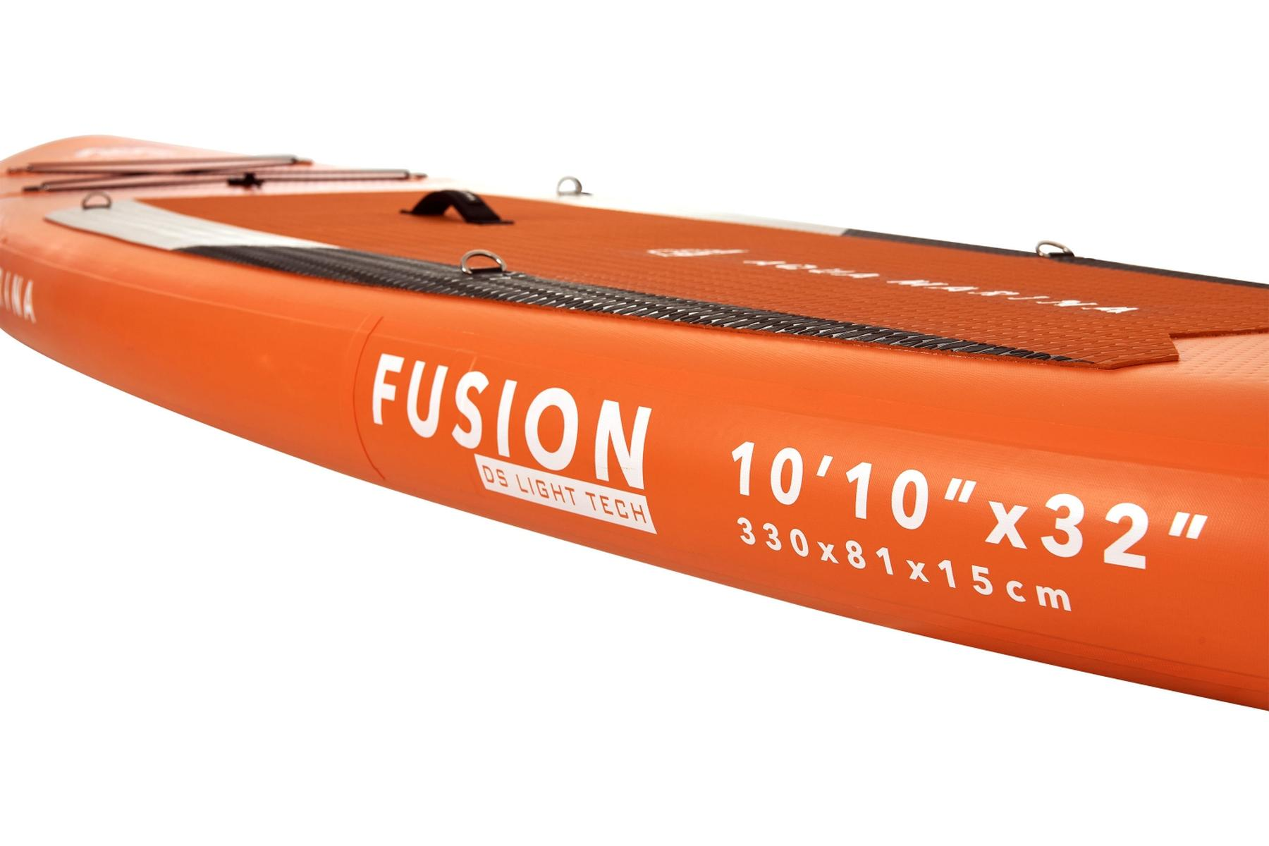Ein orangefarbenes Stand-Up-Paddleboard. Der Text 'FUSION' und die Abmessungen sind sichtbar. Der Hintergrund ist weiß.