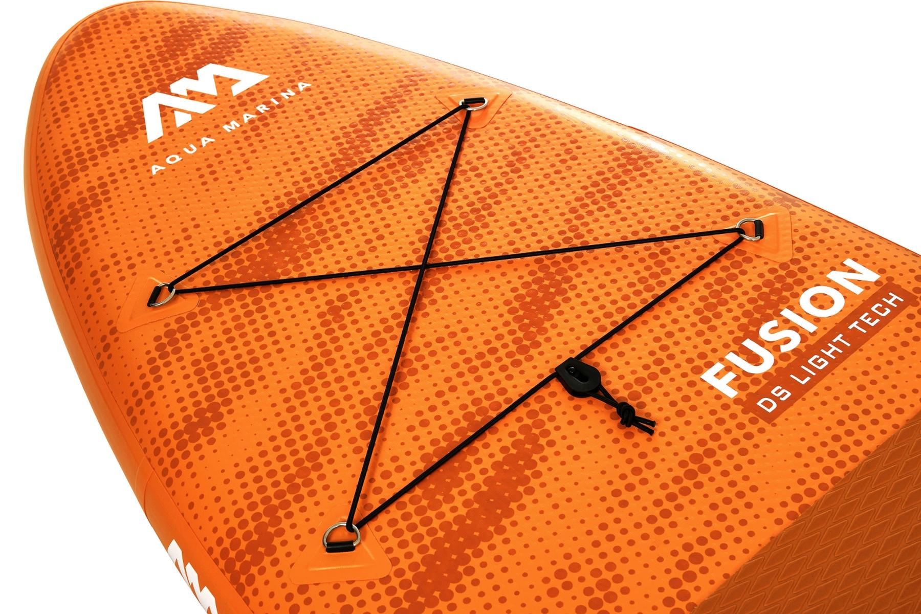 Oranges Stand-Up Paddleboard mit schwarzen Bungee-Kordeln, weißem Logo, Punkmuster und dem Wort 'FUSION'.