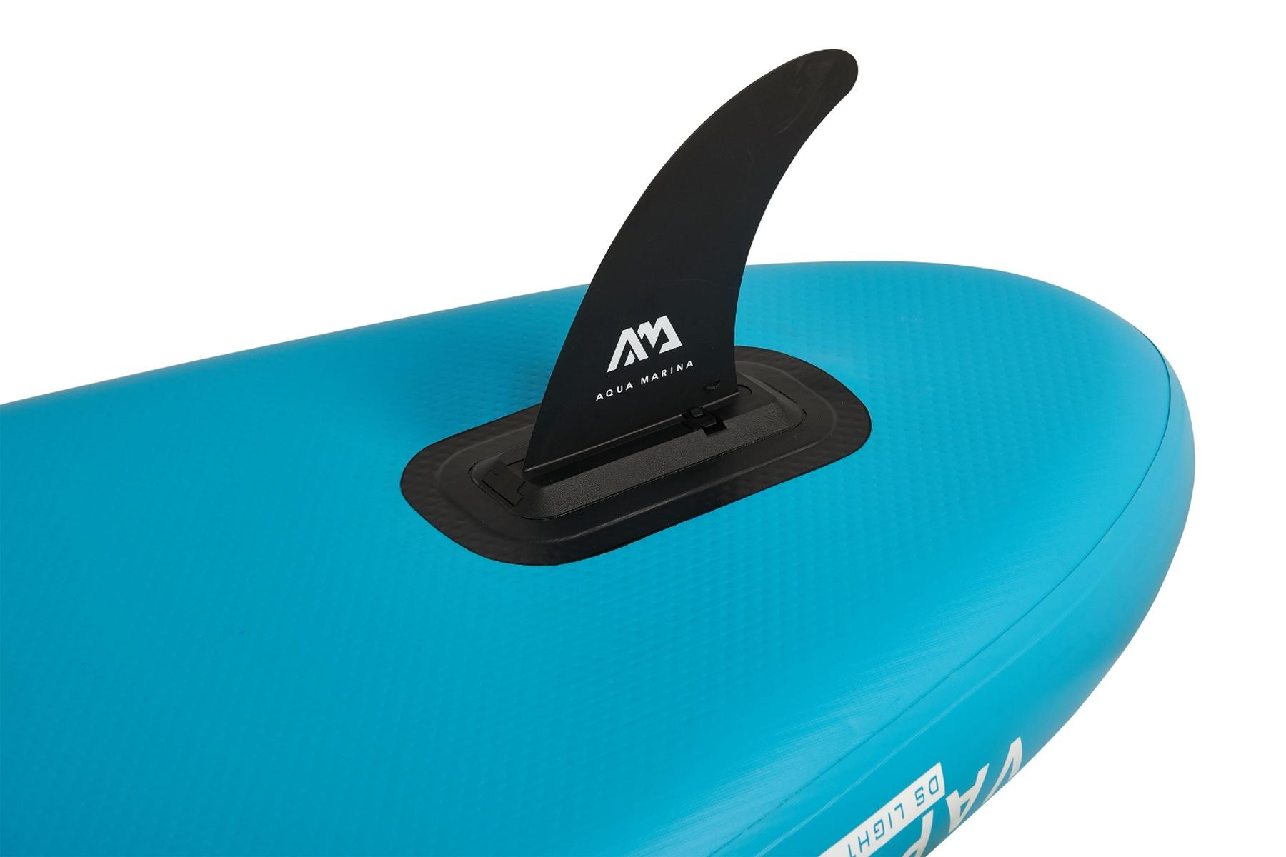 Blaues Paddleboard mit angebrachter schwarzer Finne, Nahaufnahme vor weißem Hintergrund.