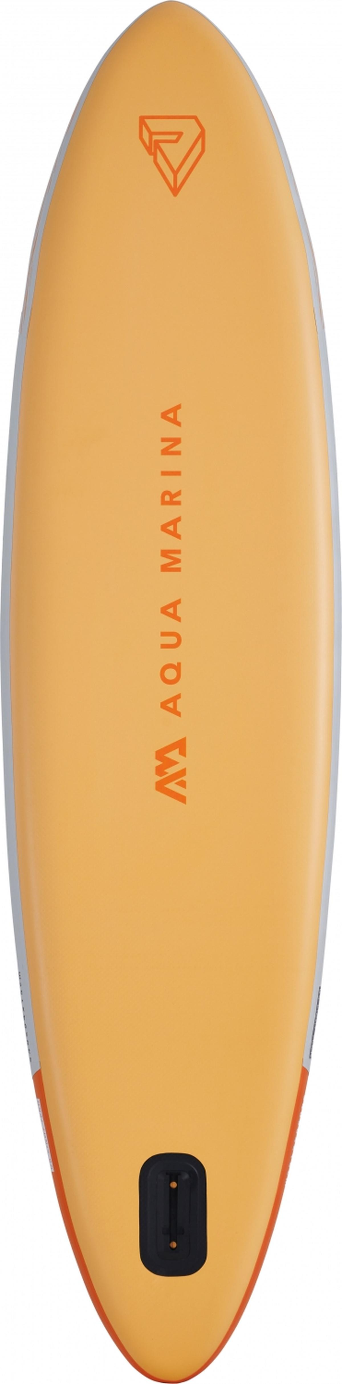 Orange und graues Stand-Up-Paddleboard. Der Markenname Aqua Marina ist sichtbar.