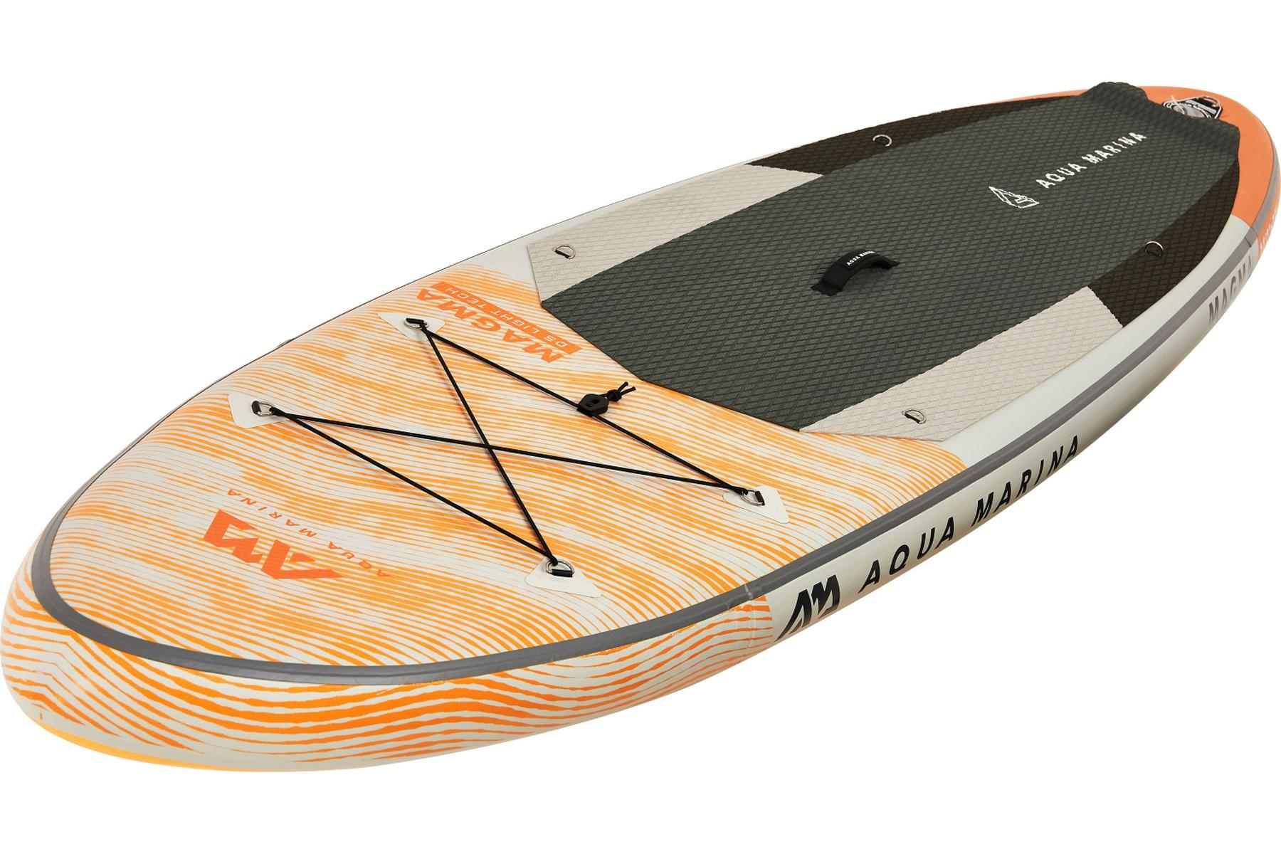 Ein weißes und orangefarbenes Aqua Marina Paddleboard mit schwarzem Seil und grauem Stehbereich. Es ist auf weißem Grund.