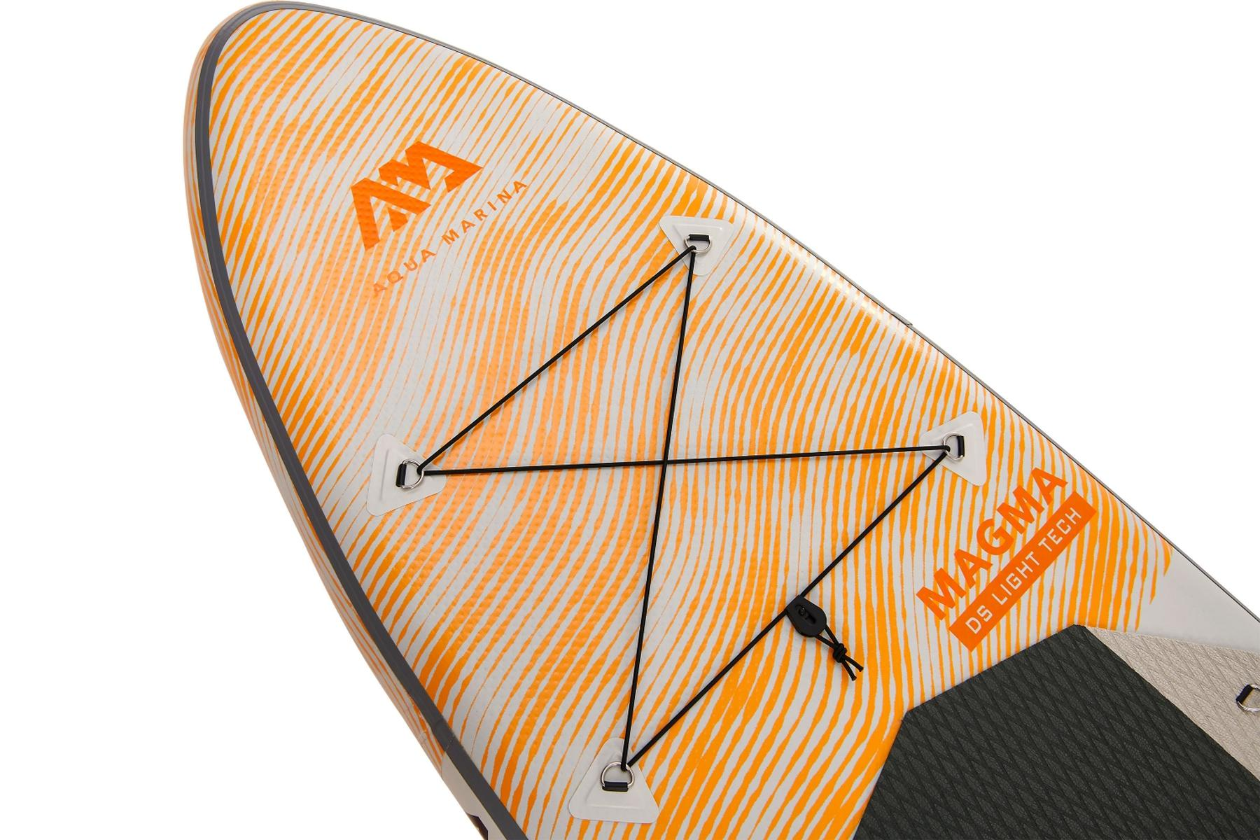 Aqua Marina SUP-Board, orange-weißes Muster. Schwarze Bungee-Kordeln sind sichtbar. Diagonale Ansicht.