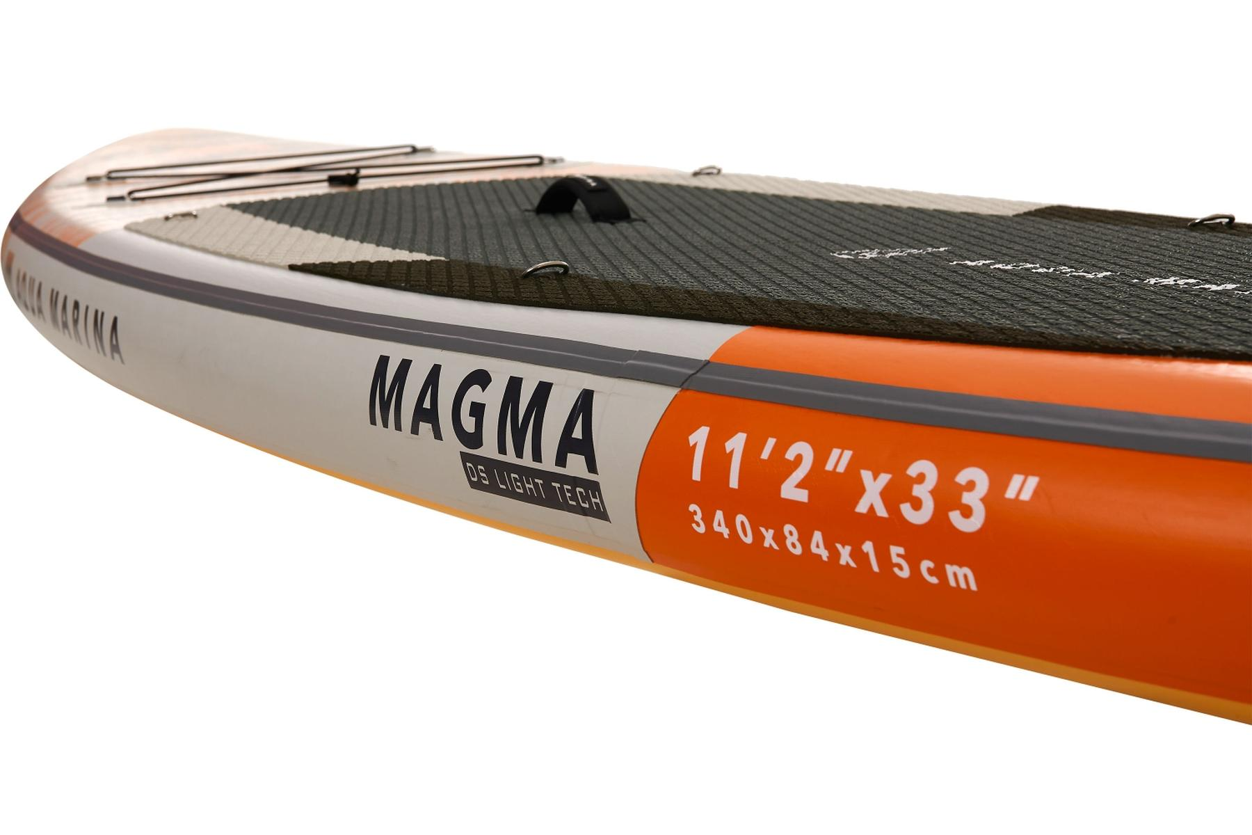 Stand-Up Paddleboard mit dem Text MAGMA und Maßen. Das Board ist orange und weiß.
