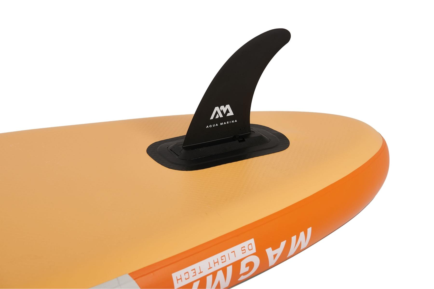 Orangenes und weißes Paddleboard mit schwarzer Finne, weißer Hintergrund, Nahaufnahme.