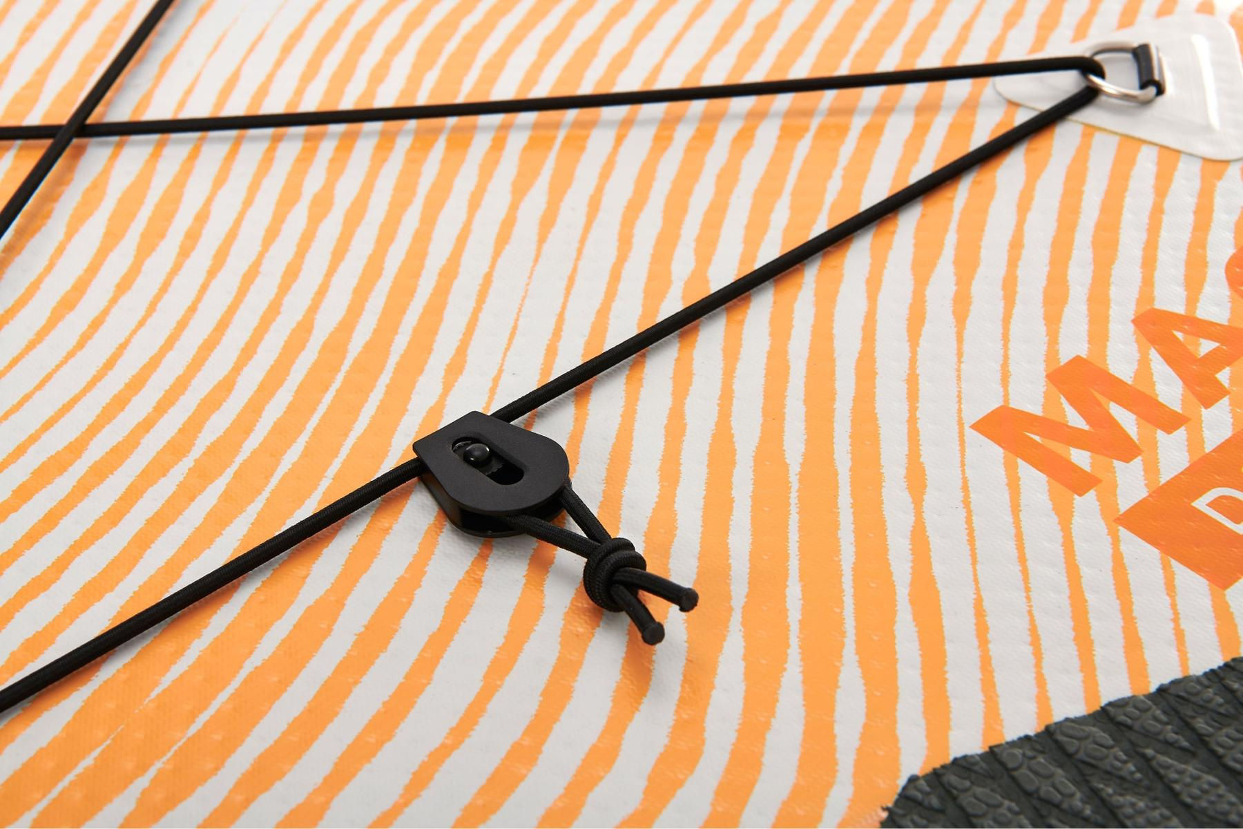 Nahaufnahme eines weiß-orangenen Paddleboards mit schwarzem Bungee-Seil und schwarzem Clip.